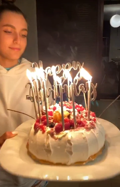 Alexia a adus tortul e bezea, preferatul sărbătoritei