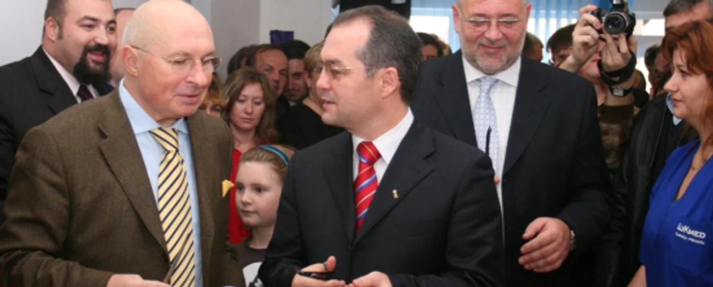 Mihai Lucan şi Emil Boc, în 2007, la inaugurarea clinicii Lukmed FOTO Monitorul de Cluj