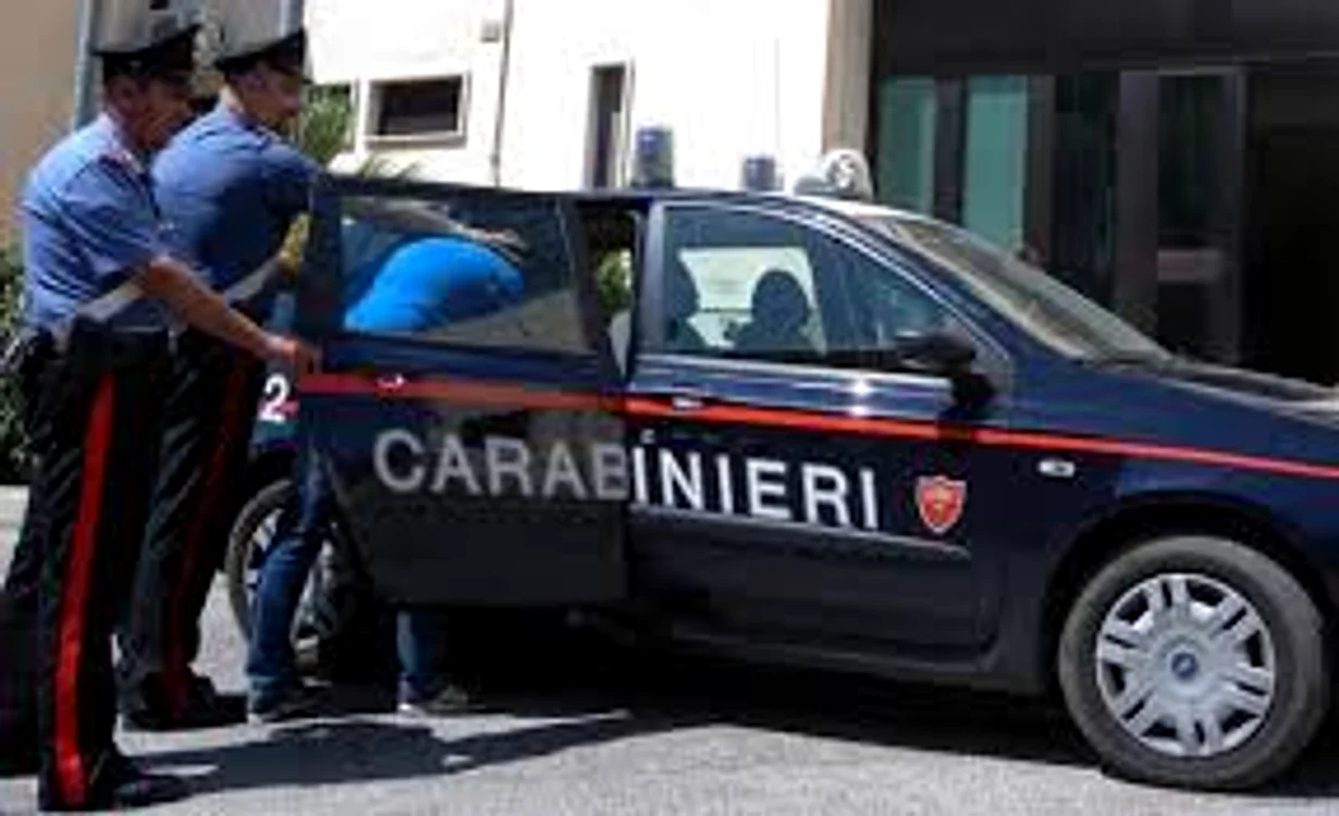 
    Românii au fost prinși buzunărind călătorii din mijloacele de transport care merg spre obiectivele turistice  
