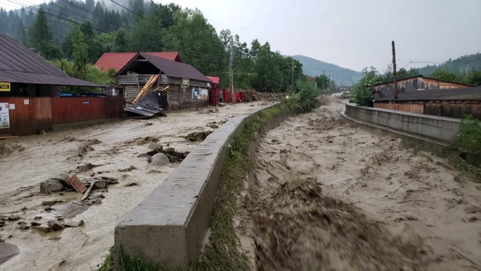 Inundaţiile au făcut ravagii în două sate din bacău