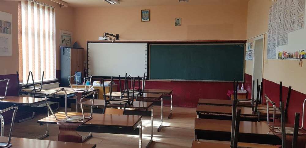 Școlile își vor putea instala sisteme de supraveghere audio-video