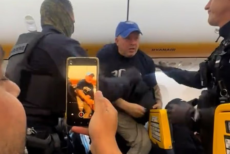 Haos la bordul unui zbor Ryanair: un pasager beat a încercat să deschidă ușile avionului în zbor. Aeronava a aterizat de urgență
