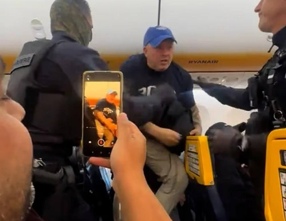 Haos la bordul unui zbor Ryanair: un pasager beat a încercat să deschidă ușile avionului în zbor. Aeronava a aterizat de urgență