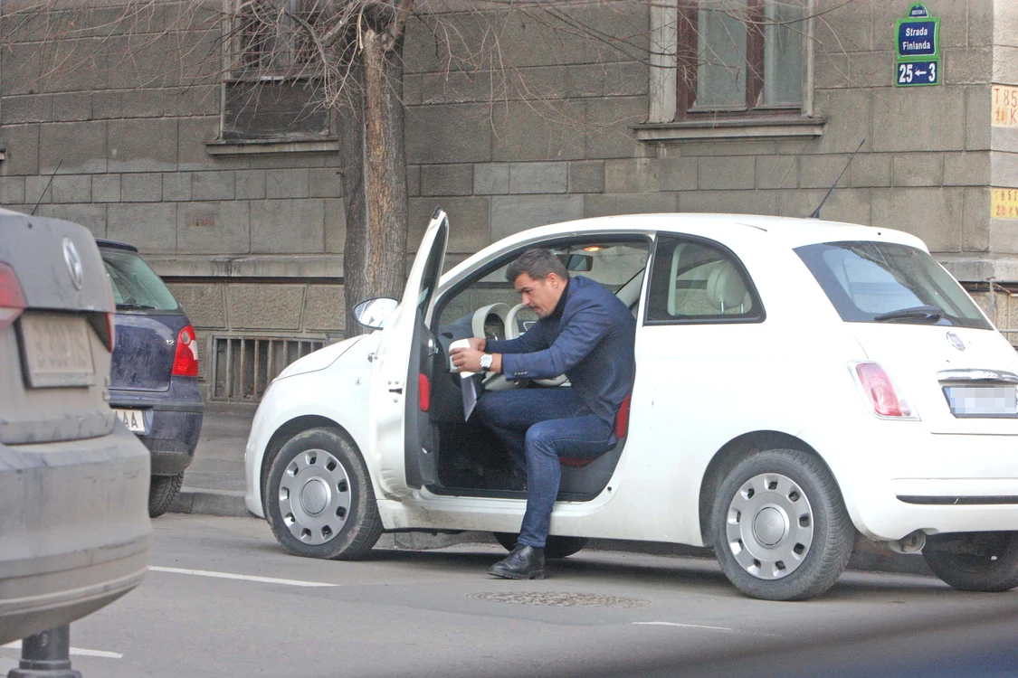 Alexandrov în micuţa maşină a Elenei Udrea 