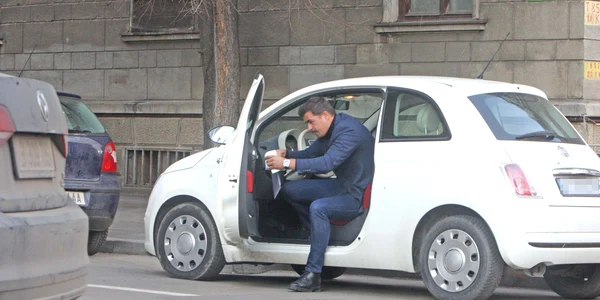 Alexandrov pare destul de caraghios în micuţa maşină a Elenei Udrea jpeg