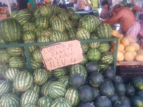 Comercianţii din pieţele din Craiova vând pepenii pe bonuri de masă