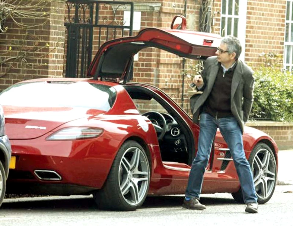 Rowan Atkinson (59 de ani) nici nu se uită la bani atunci când vine vorba de marea lui pasiune pentru automobile scumpe