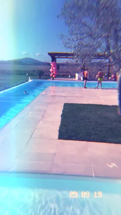 O piscină imensă a completat cadrul relaxat, dar elegant