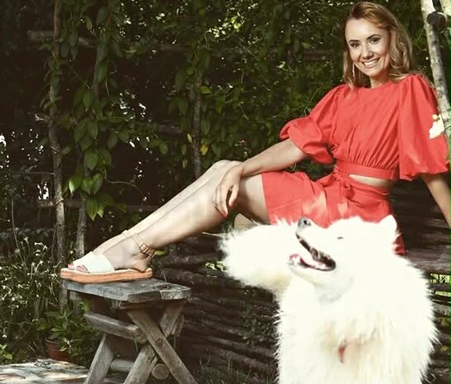 Oana Ioniță și cățelușa ei, Sushi foto: OK! Magazine
