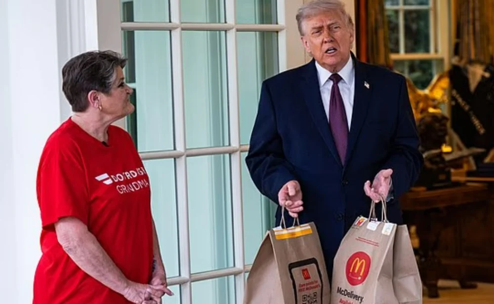Cine este cu adevărat femeia care i-a dus lui Trump meniuri McDonald’s la Casa Albă și a devenit „vedetă” peste noapte. Nimic nu a fost întâmplător