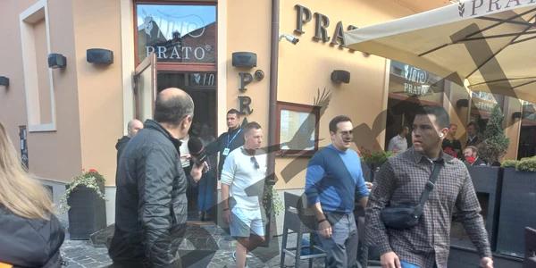 Peter Thiel și partenerul său Matt Danzeisen, la un restaurant în Brașov FOTO Adevărul / Ioan Buciumar