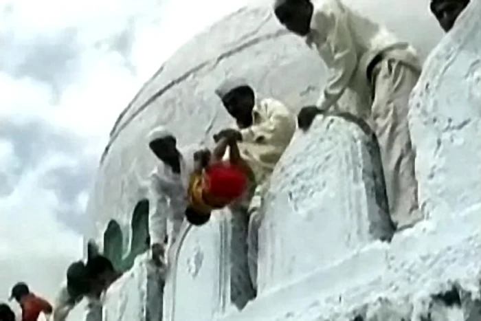În India, bătrânii aruncă bebeluşii dintr-un turn înalt ca micuţii să aibă norocfoto: captură video