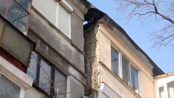 Locuitorii se plâng că le intră şi frigul în case