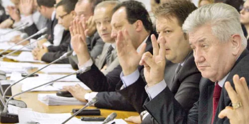 15 deputaţi de la PDL şi UDMR au votat în favoare băncilor şi cinci deputaţi de la PNL şi PSD au votat împotriva acestora