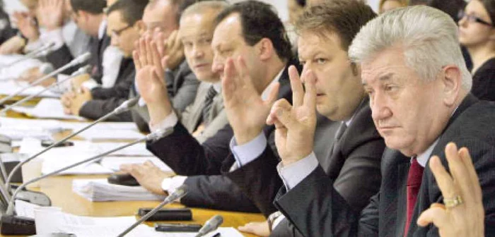 15 deputaţi de la PDL şi UDMR au votat în favoare băncilor şi cinci deputaţi de la PNL şi PSD au votat împotriva acestora