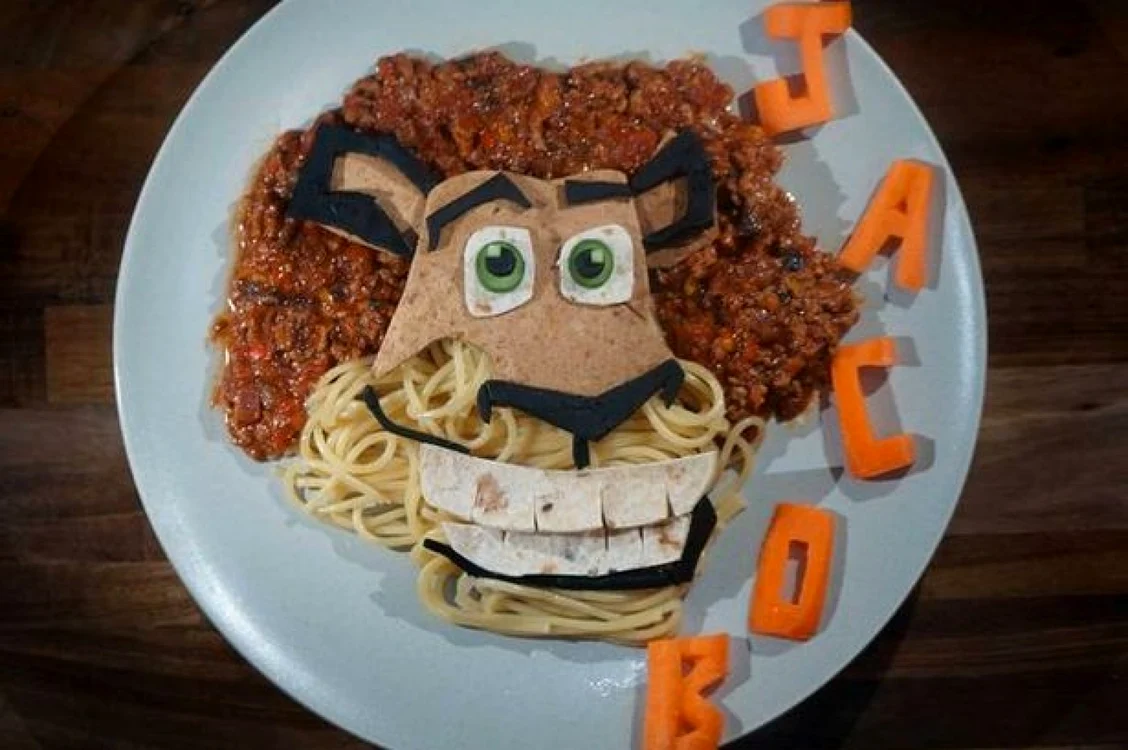 Personajul Alex, din filmul Madagascar, este făcut din spaghetii bolognese, morcovi şi felii de lipie/FOTO Mirror.co.uk