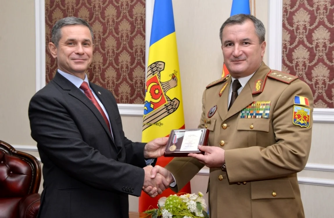 Ministrul Apărării de la Chișinău, Anatolie Nosatîi, i-a oferit Medalia „Consolidarea Frăţiei de Arme” a Armatei Naționale a Republicii Moldova, generalului Daniel Petrescu, șeful Apărării României