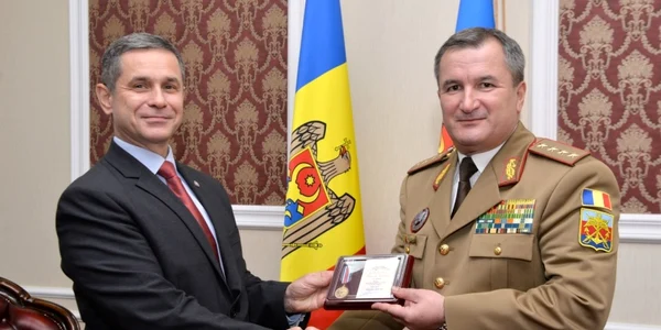 Ministrul Apărării de la Chișinău, Anatolie Nosatîi, i-a oferit Medalia „Consolidarea Frăţiei de Arme” a Armatei Naționale a Republicii Moldova, generalului Daniel Petrescu, șeful Apărării României