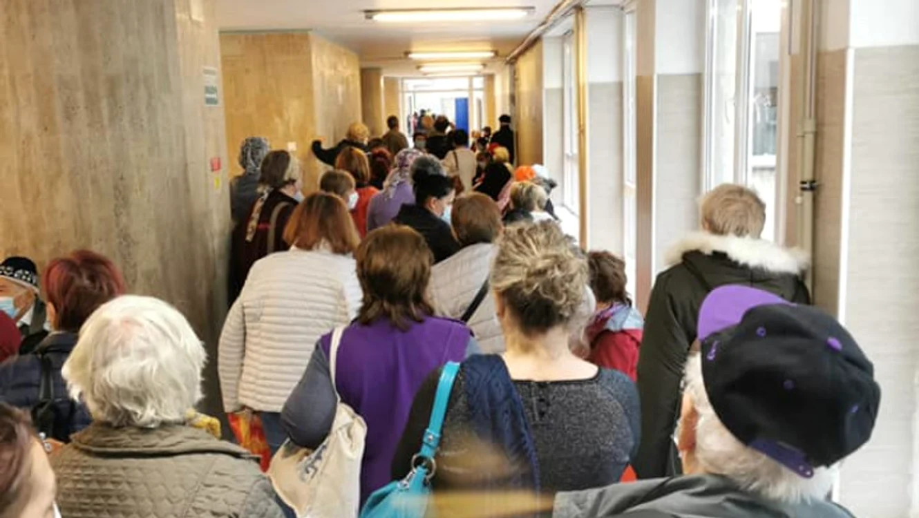 
    Bolnavii de cancer așteaptă înghesuiți pe holurile Institutului Oncologic din Bucureștifoto: Facebook/Cristina Severin  