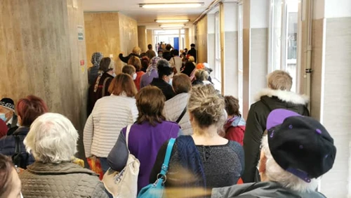 Bolnavii de cancer așteaptă înghesuiți pe holurile Institutului Oncologic din Bucureștifoto: Facebook/Cristina Severin