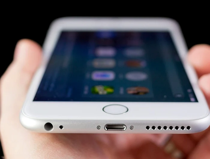  Tarifele impuse de Trump ar putea duce la scumpiri de până la 40% la iPhone Apple FOTO: Arhivă