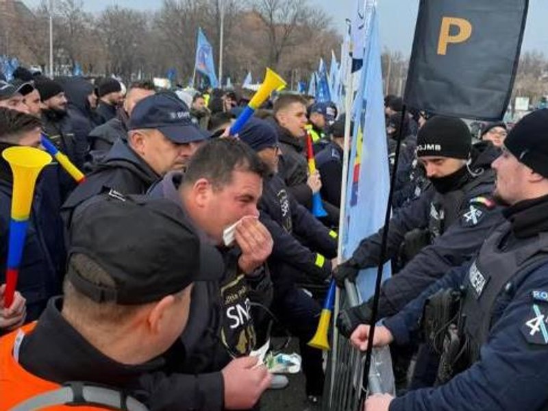 Un jandarm a folosit spray-ul lacrimogen și a rănit un polițist de penitenciare care protesta. Reacția Jandameriei la acuzațiile Sindicatului Europol