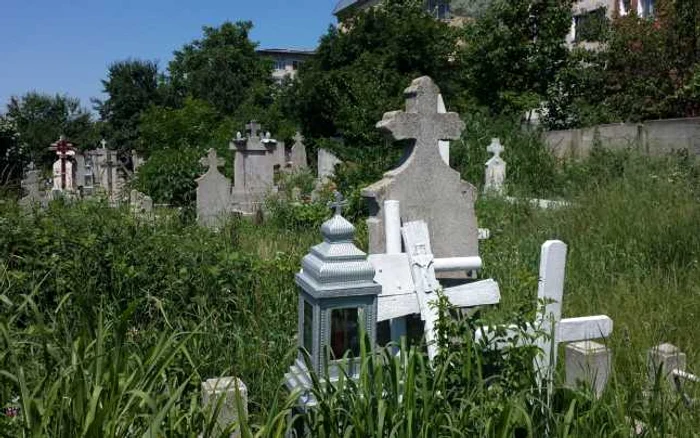Aşa arată cimitirul ortodox într-o zonă mărginaşă FOTO Corina Macavei