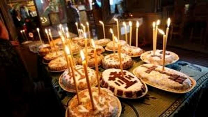 La Moșii de iarnă se împart anumite ofrande: sarmale, colaci, piftii, lumânăriSursa foto: Adevărul.ro