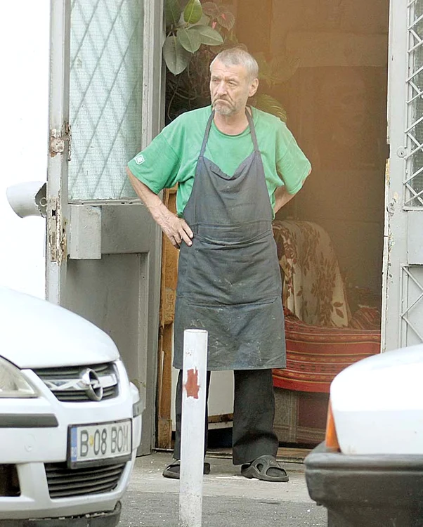 Vasile Mitea are un  atelier de cizmărie