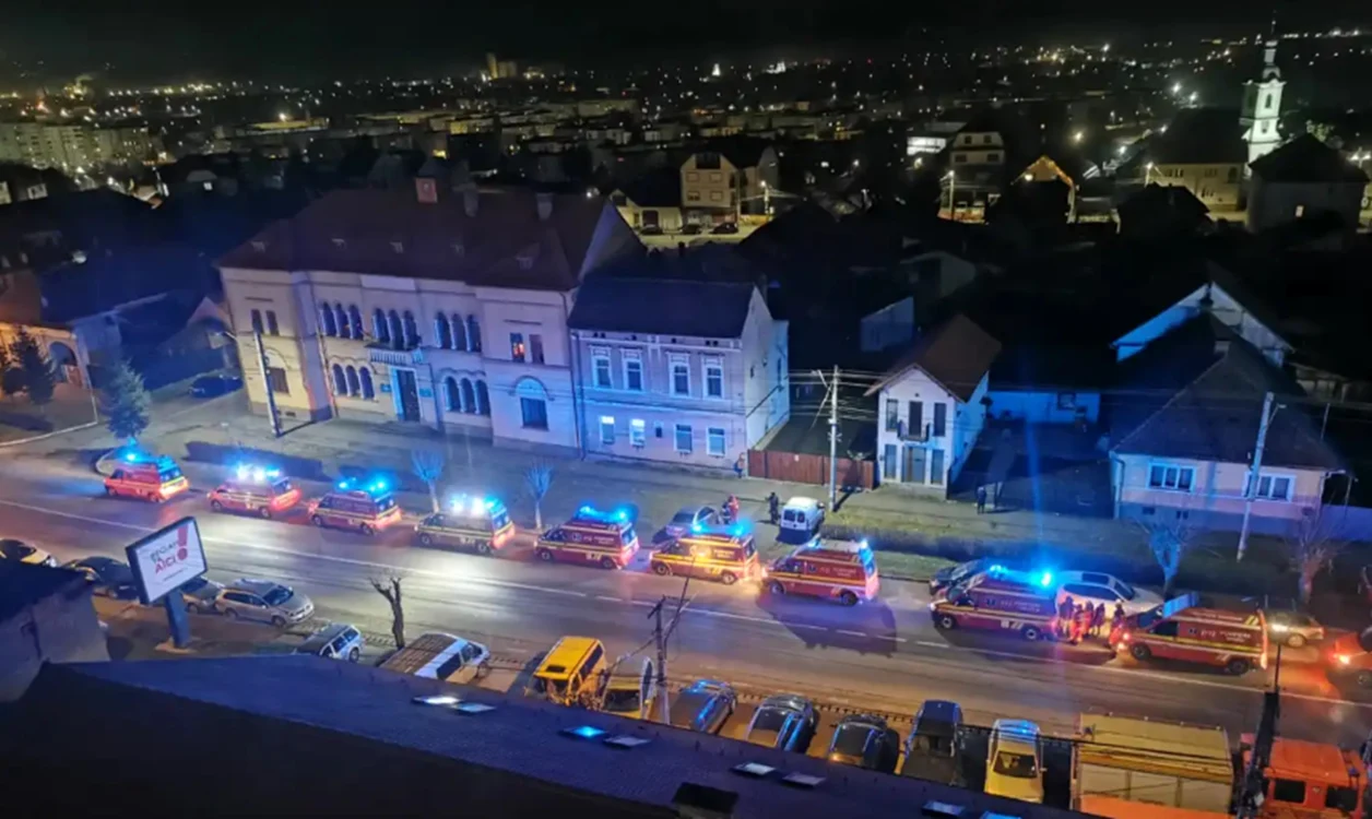 Ambulanțele așteptând să preia bolnavii de la Balul Însurățeilor. Foto: mesageruldesibiu.ro