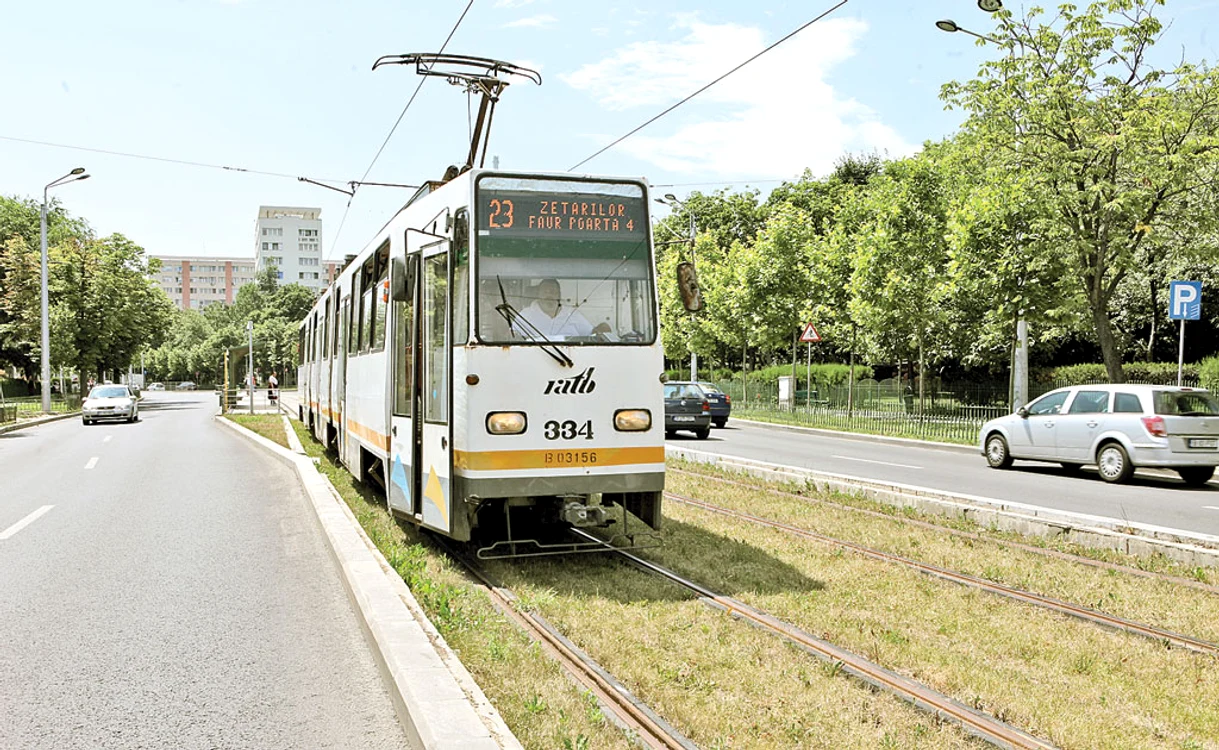 
    Bulevardul  Liviu Rebreanu este  traversat de linia de tramvai 32,  care are traseul: Zețarilor-Uzina Faur  