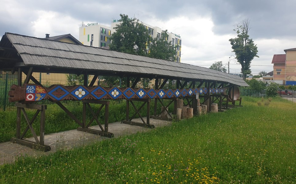Unde se află cea mai mare lingură de lemn din lume. Meșterul român care a sculptat-o face acum Arcul de Triumf FOTO