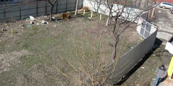 Încă un spaţiu verde mutilat pentru a face loc unei construcţii