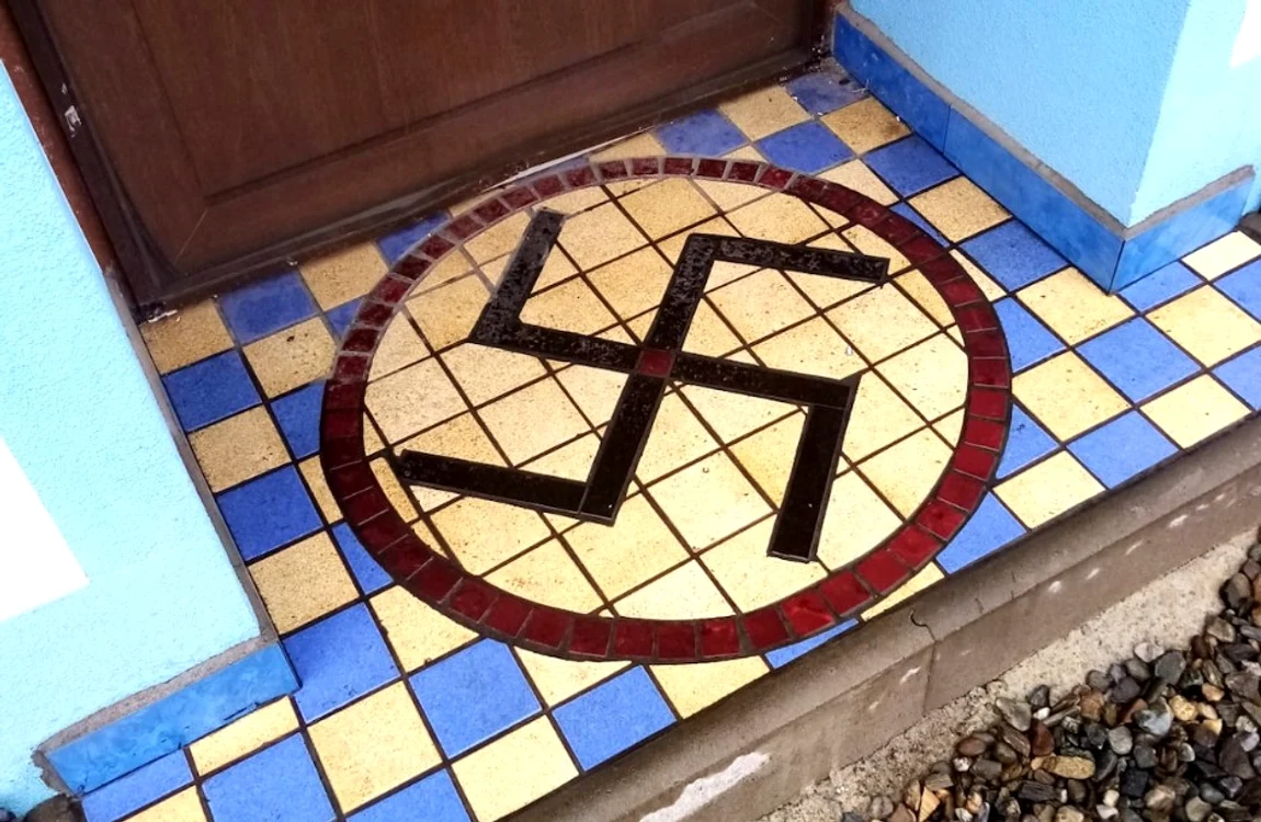  Bărbatul și-a decorat locuința cu simboluri fasciste FOTO: turnul sfatului