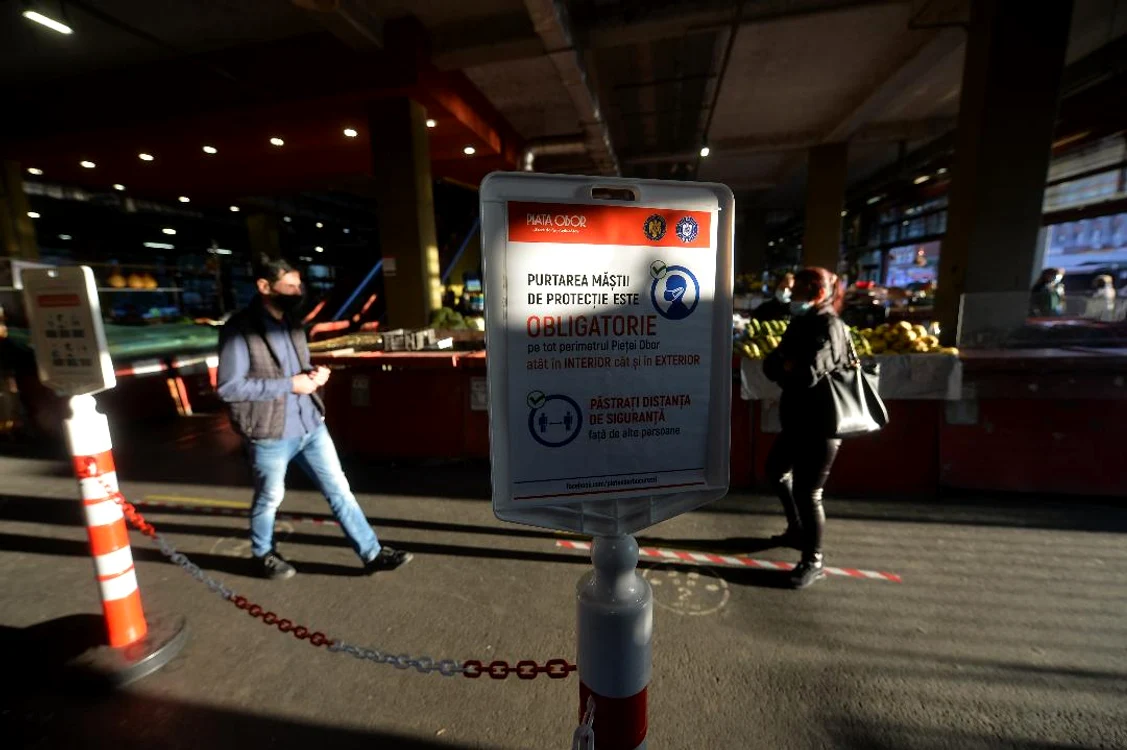 Pentru a evita relocarea tarabelor, administratorii din Piața Obor au aplicat regulile valabile pentru terase și au re3nunțat la pereții lateraliFoto: Mediafax
