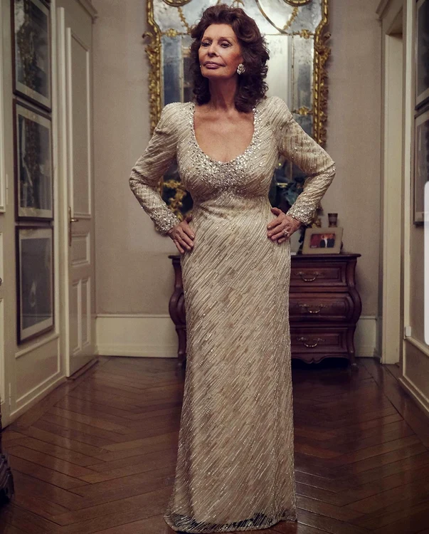 
    Sophia Loren, 86 de ani, a acordat un interviu pentru revista ”W” și a spus că se simte cu 40 de ani mai tânărăfoto: Instagram  