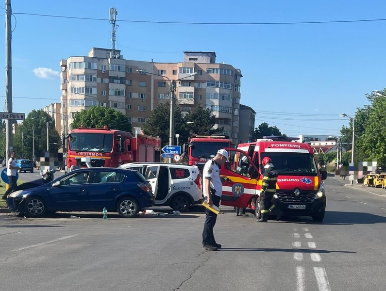 Opt persoane rănite într-un accident în Craiova. O șoferiță care a trecut pe roșu a lovit o ambulanță cu cinci pacienți