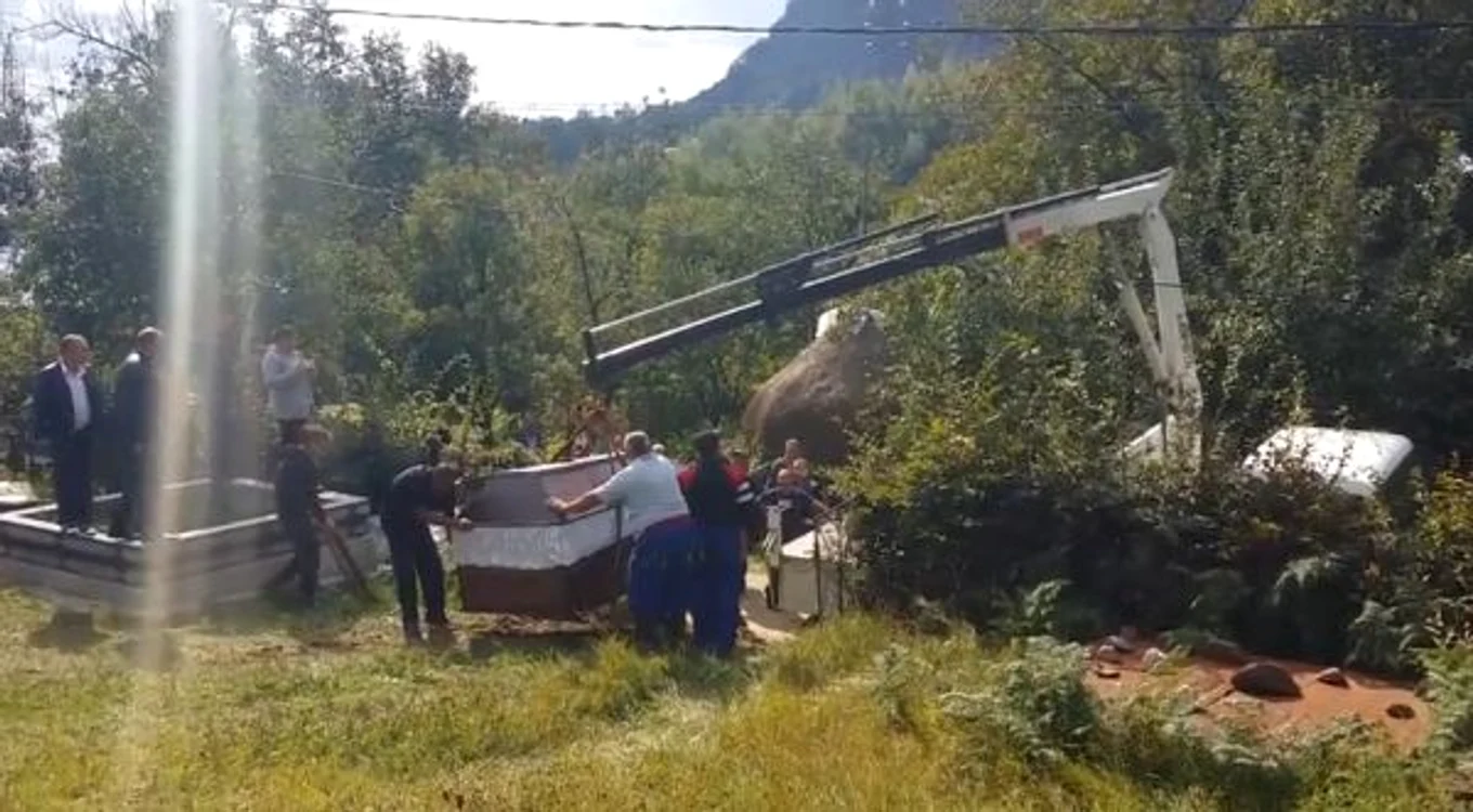 
    Femeia avea 46 de ani şi a pierdut lupta cu cele 380 de kilogrameFoto: captură Youtube  