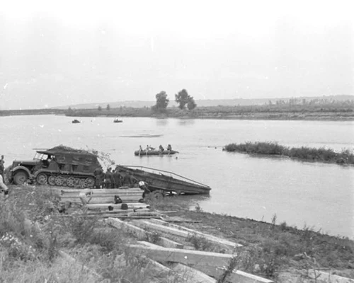 Bundesarchiv B 145 Bild F016198 0032, Rumänien, Brückenbau über den Pruth jpg