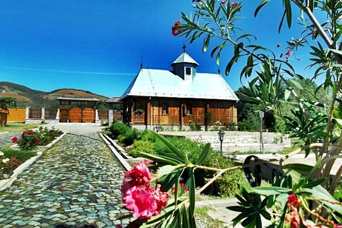 Mănăstirea Icoana din Crasna a fost înfiinţată în anul 1996, în locul unde se ridicase o mănăstire foarte veche