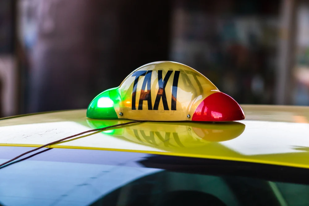 Taximetrist înjunghiat mortal într-o cursă la Mioveni. Un tânăr de 21 de ani, principalul suspect, a fost prins de poliție