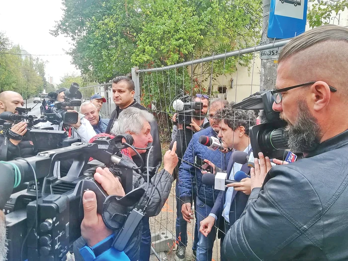 Primarul a fost luat la rost  de locuitorii zonei