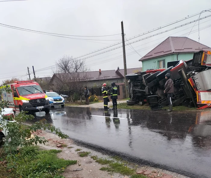 Autospeciala de pompieri aflată în drum spre accident s-a răsturnat FOTO: Facebook/Florin Cârstea
