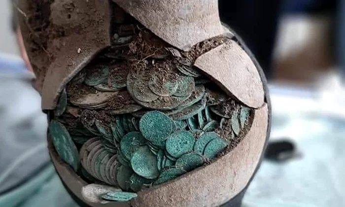 Vasul din lut plin cu monede, descoperit în februarie 2020 (© Facebook / Dragoș Băescu)