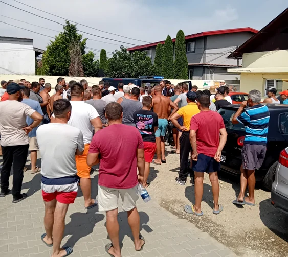 Zeci de fermieri s-au adunat în fața Primăriei Lungulețu FOTO: FB/Bazin legumicol Lungulețu