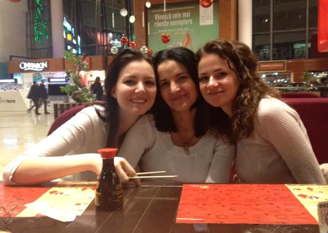 Anca Pop (stânga), alături de mama şi de sora ei Tina. Ultima e devastată de durere după ce le-a pierdut