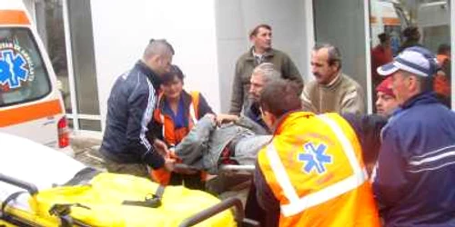A fost dus la spital dupa ce a fost injunghiat de sotie in talpa