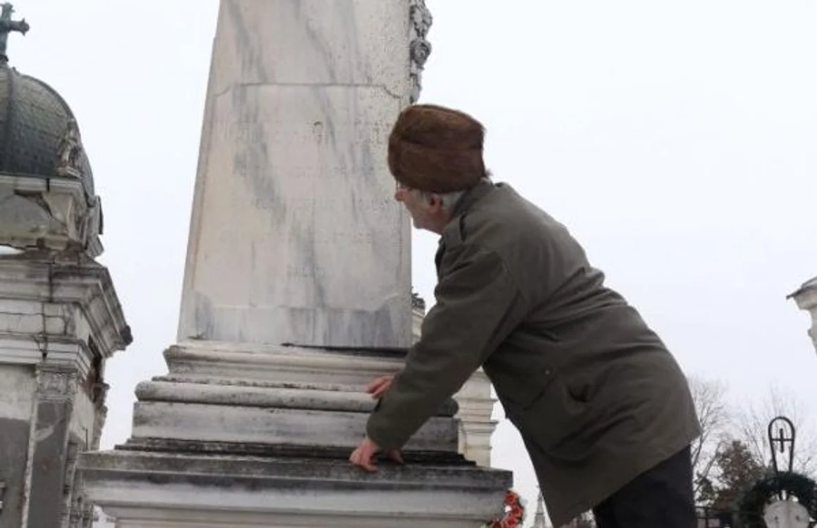 Monumentul funerar al fostului primar Hagi Nicola  FOTO: Viaţa Liberă