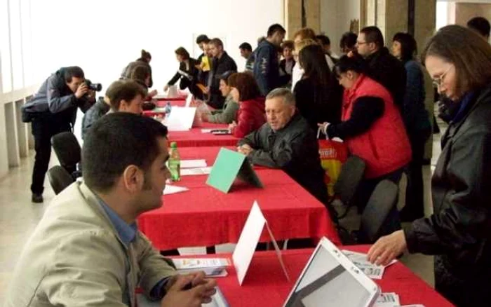 Consiliul Judeţean Dâmboviţa şi Agenţia Judeteană pentru Ocuparea Forţei de Muncă Dâmboviţa au contactat până la acest moment aproape 700 de angajatori, însă doar 50 au răspuns pozitiv.