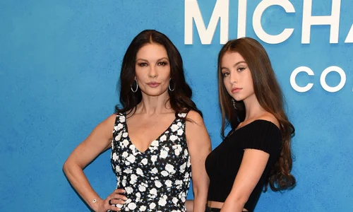 Carys a moștenit trăsăturile fizice ale mamei sale, Catherine Zeta Jones jpeg